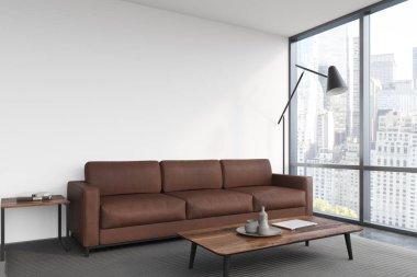 Beyaz oturma odası, kahverengi kanepe, poster