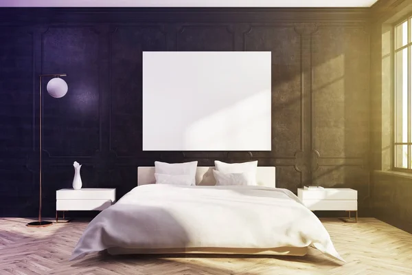 Чорна спальня, біле ліжко, тонований плакат — стокове фото