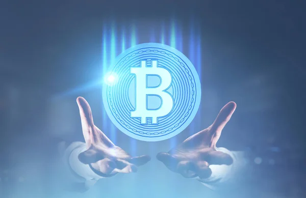 Mann hält ein Bitcoin-Hologramm in den Händen — Stockfoto