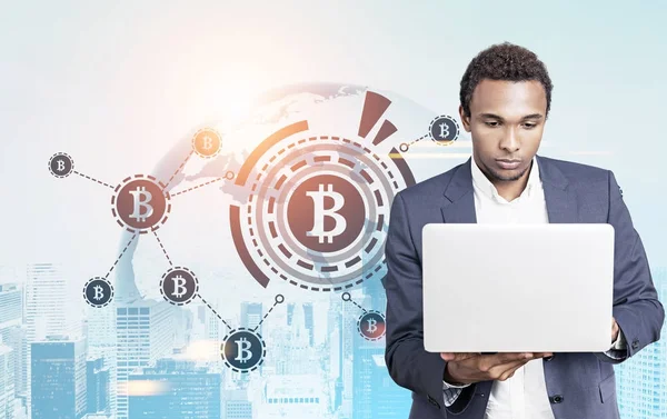 Bitcoin σημάδι Hud Αφρικανικός Αμερικανός επιχειρηματίας — Φωτογραφία Αρχείου