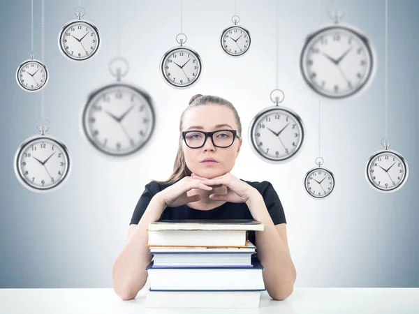 Serieuze blonde student, boeken, timemanagement — Stockfoto