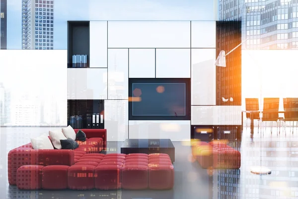 Белая гостиная с красным диваном — стоковое фото
