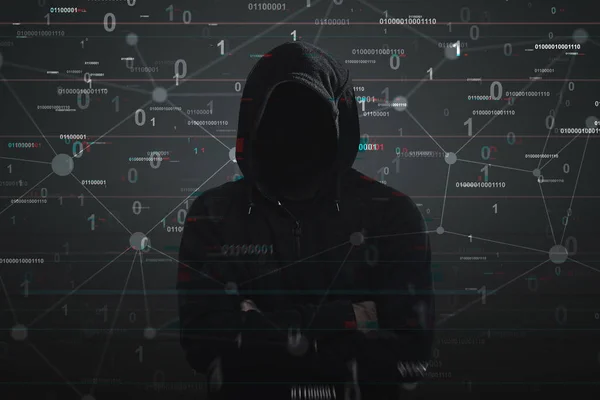 Hacker im schwarzen Kapuzenpulli, Binärcode — Stockfoto