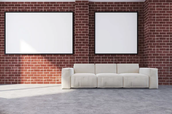 Tijolo sala de estar, sofá e dois cartazes — Fotografia de Stock