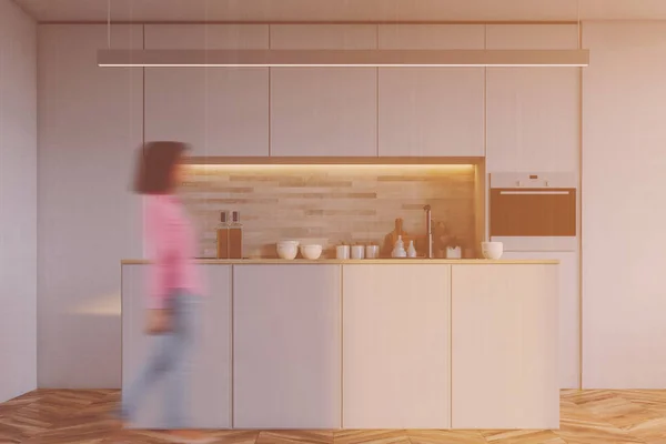 Beyaz mutfak bir çizgiyle bulanıklık tonda — Stok fotoğraf
