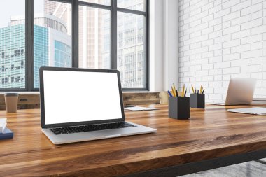 Beyaz tuğla ofis içinde beyaz ekran laptop
