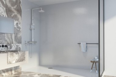 Beyaz mermer banyo köşesi, duş ve lavabo