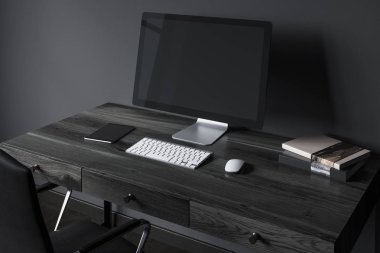 Siyah bilgisayar ekranında bir siyah Oda yan