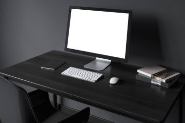 Siyah ahşap Resepsiyon yan boş bilgisayar ekranında