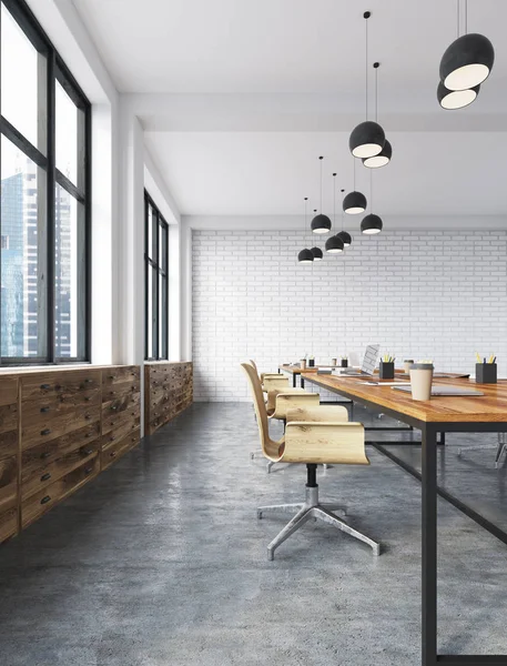 Hvitt mursteinskontor, trebord – stockfoto