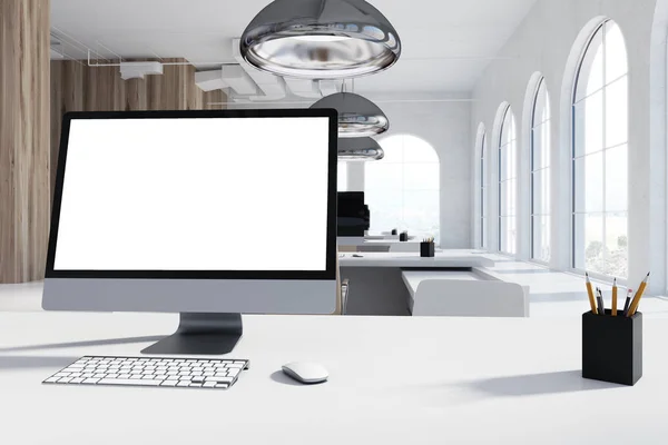 Schermo bianco di computer in un ufficio — Foto Stock