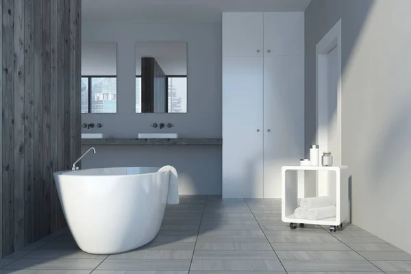 Salle de bain intérieure gris et bois, baignoire — Photo