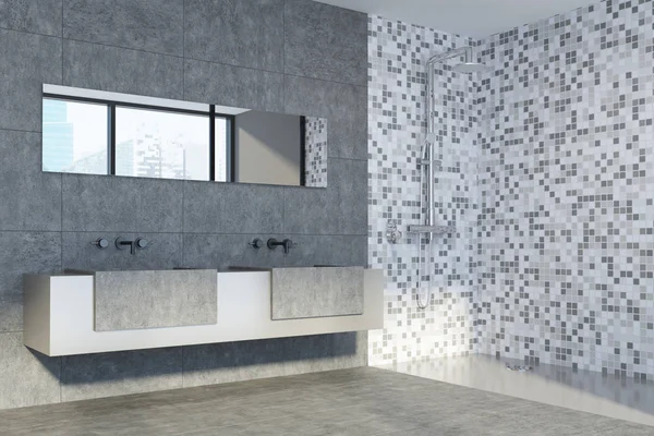 Ванная комната с бетоном и плиткой, двойная раковина — стоковое фото