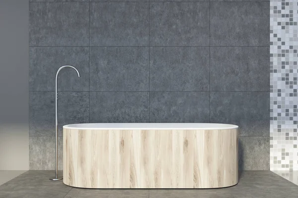 コンクリートとタイル張りのバスルーム、木製の浴槽 — ストック写真