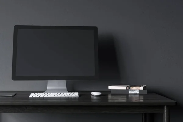 Siyah bilgisayar ekran siyah bir odada — Stok fotoğraf