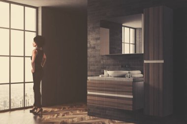 Tonda siyah ve ahşap banyo köşesi