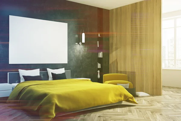 Κρεβάτι υπνοδωμάτιο μαύρο, κίτρινο, αφίσα δίπλα τονισμένα — Φωτογραφία Αρχείου