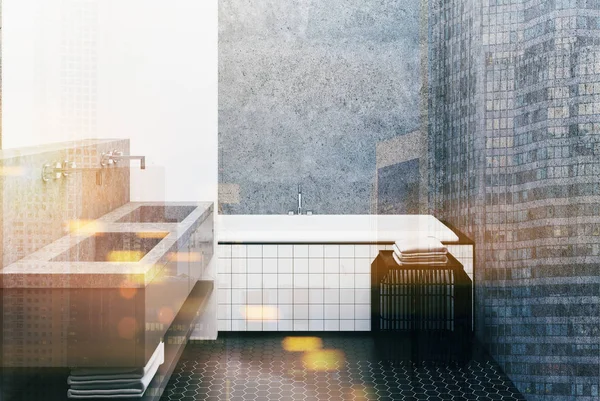 Concrete badkamer, betegelde badkuip en wastafel toned — Stockfoto