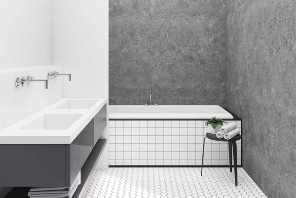 Betão e banheiro branco, banheira de azulejos — Fotografia de Stock