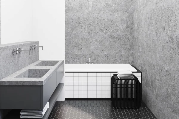 Konkrét fürdőszoba, csempézett fürdőkád és mosogató — Stock Fotó