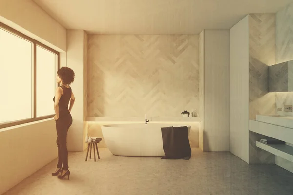 Beyaz ahşap banyo, yuvarlak küvet, kadın — Stok fotoğraf