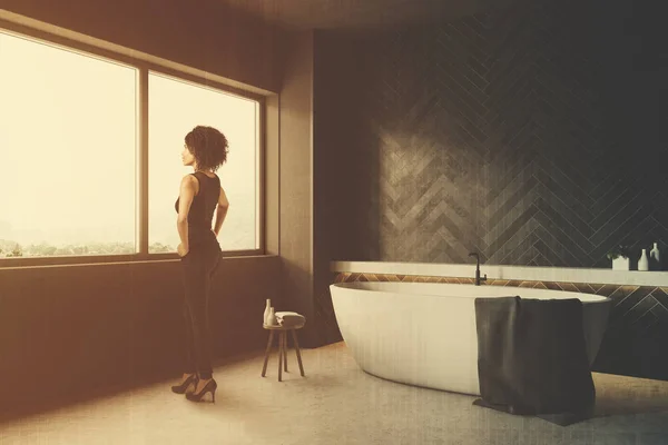 Siyah ahşap banyo köşeyi küvet kadın — Stok fotoğraf