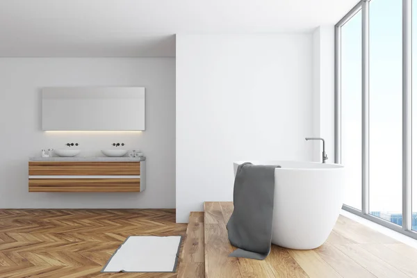 Witte badkamer hoek, bad en dubbele wastafel — Stockfoto