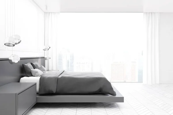 Weißes Schlafzimmer, graue Bettseite — Stockfoto