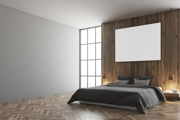 Серая и деревянная спальня, кровать, плакат — стоковое фото