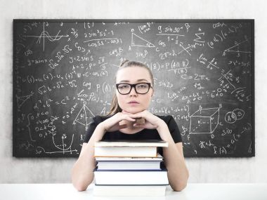 Ciddi sarışın öğrenci, kitaplar, okul