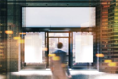 Koyu gri kafe cephe, posterler, tonda gece