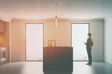 Beyaz ve gri mutfak yan tonda