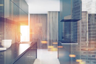 Tonda gri Ahşap mutfak masasında