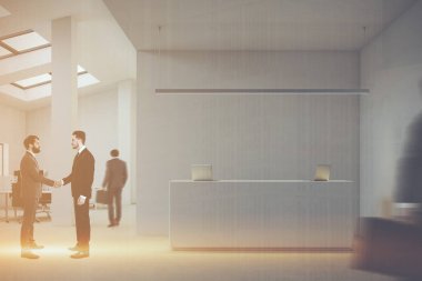 Beyaz tonlu açık alan office resepsiyonda