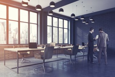 Siyah tuğla açık tonda alan ofis