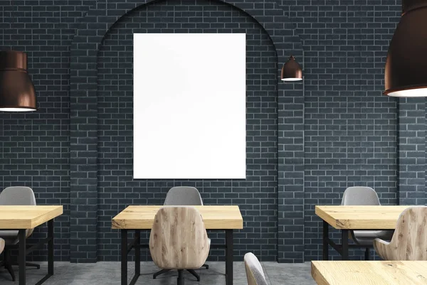 Caffè in mattoni neri, tavoli in legno e un poster — Foto Stock