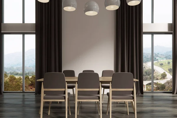 Sala de jantar branca, cortinas pretas, escuro — Fotografia de Stock