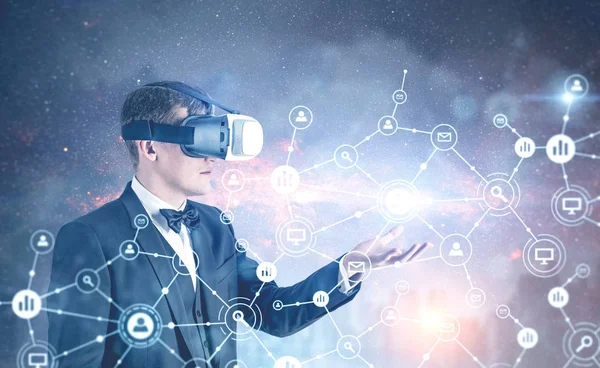 Empresário em óculos VR, holograma de rede — Fotografia de Stock