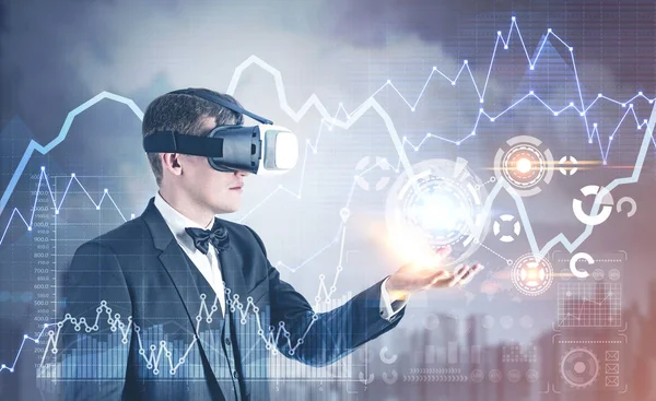 Empresario en gafas VR mostrando HUD, gráficos — Foto de Stock