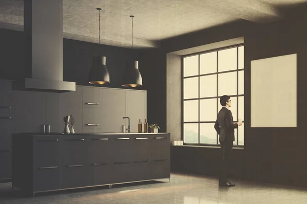 Canto da cozinha cinza, janela quadrada, homem — Fotografia de Stock