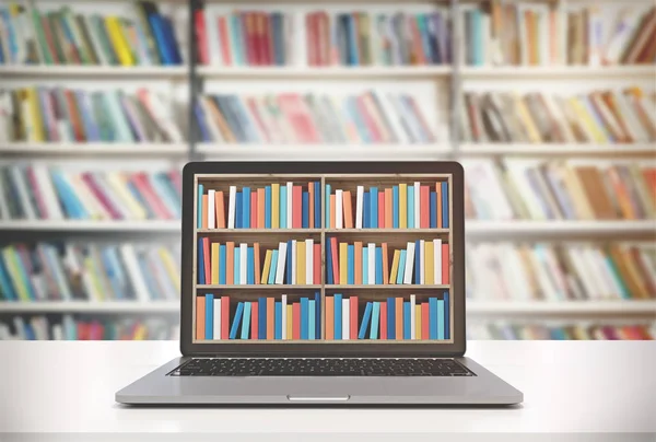 Laptop képernyő, könyvespolcok könyvtár — Stock Fotó