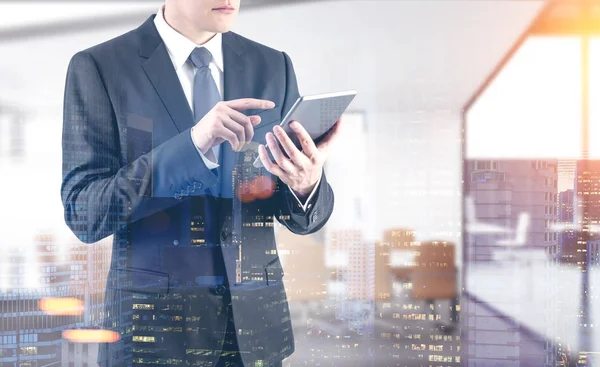 Geschäftsmann in vr Brille im Büro, Nacht — Stockfoto