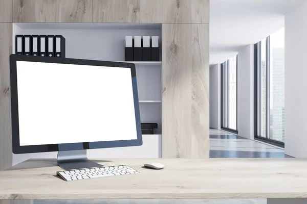 Tela de computador branca em uma mesa de madeira — Fotografia de Stock