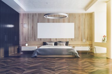 Tonda posteri ile ahşap yatak odası