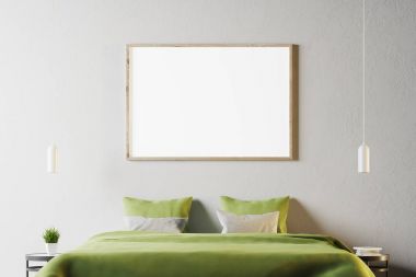 Yeşil yatak ve poster beyaz yatak odası