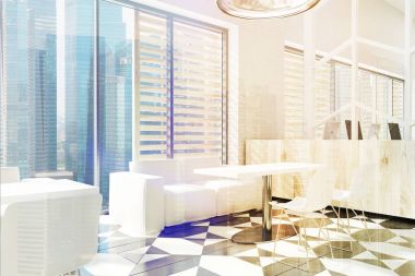 Beyaz ve ahşap kafe iç yan tonda