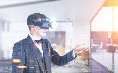 Ofiste Vr bardaklarda işadamı
