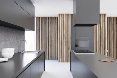 Gri Ahşap mutfak masasında