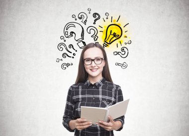 Gülümseyen kadın gözlük, fikir, soru