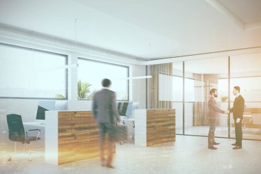 Ahşap ve beyaz ofis köşe, insanlar